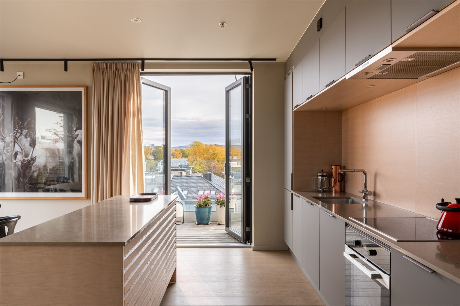 Fra kjøkkenet er det direkte utgang til en hyggelig balkong, perfekt for morgenkaffen. Galleribilde