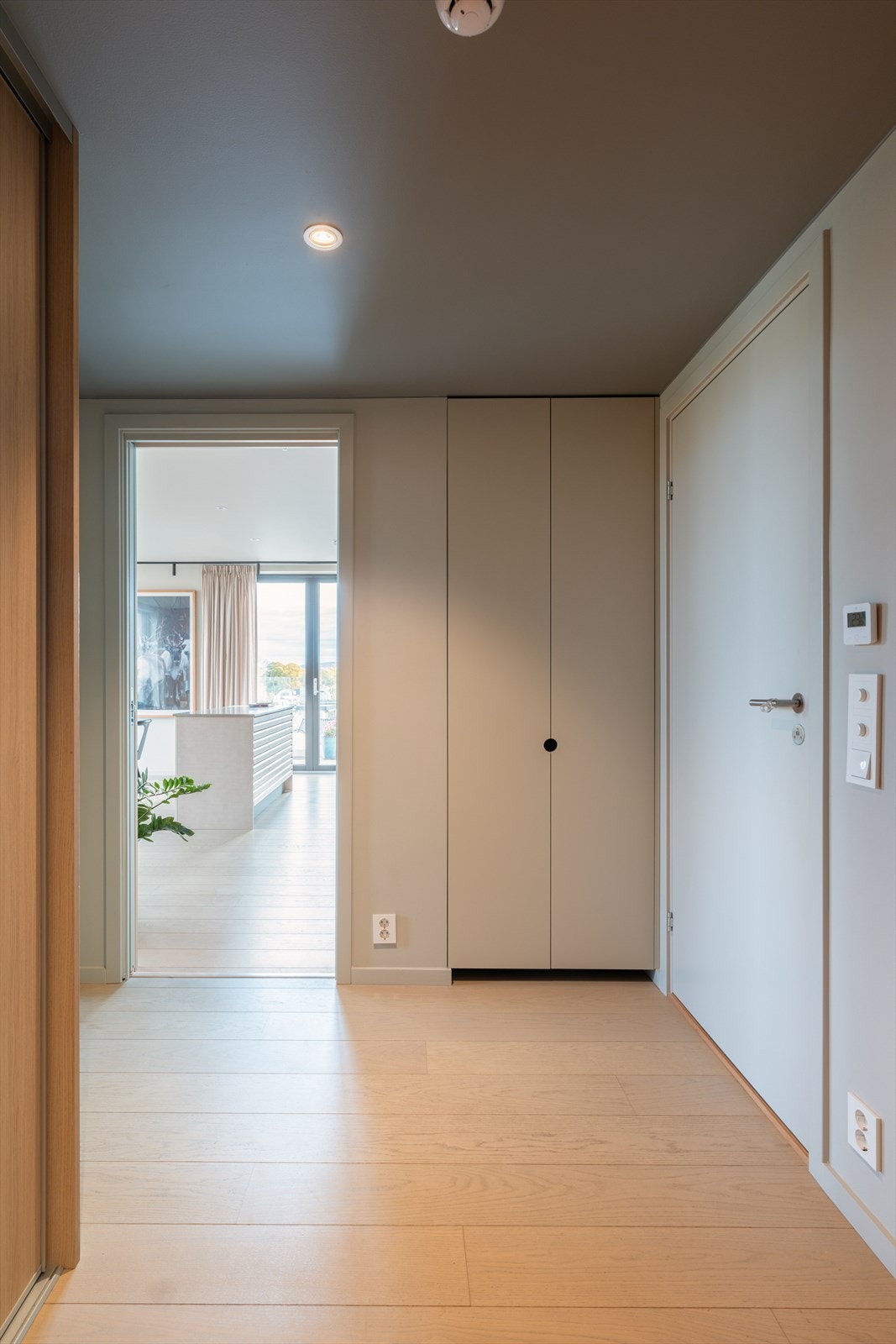 Entréen holder en gjennomgående høy standard, hvor lune materialvalg og vannbåren gulvvarme skaper en varm og behagelig velkomst. Galleribilde