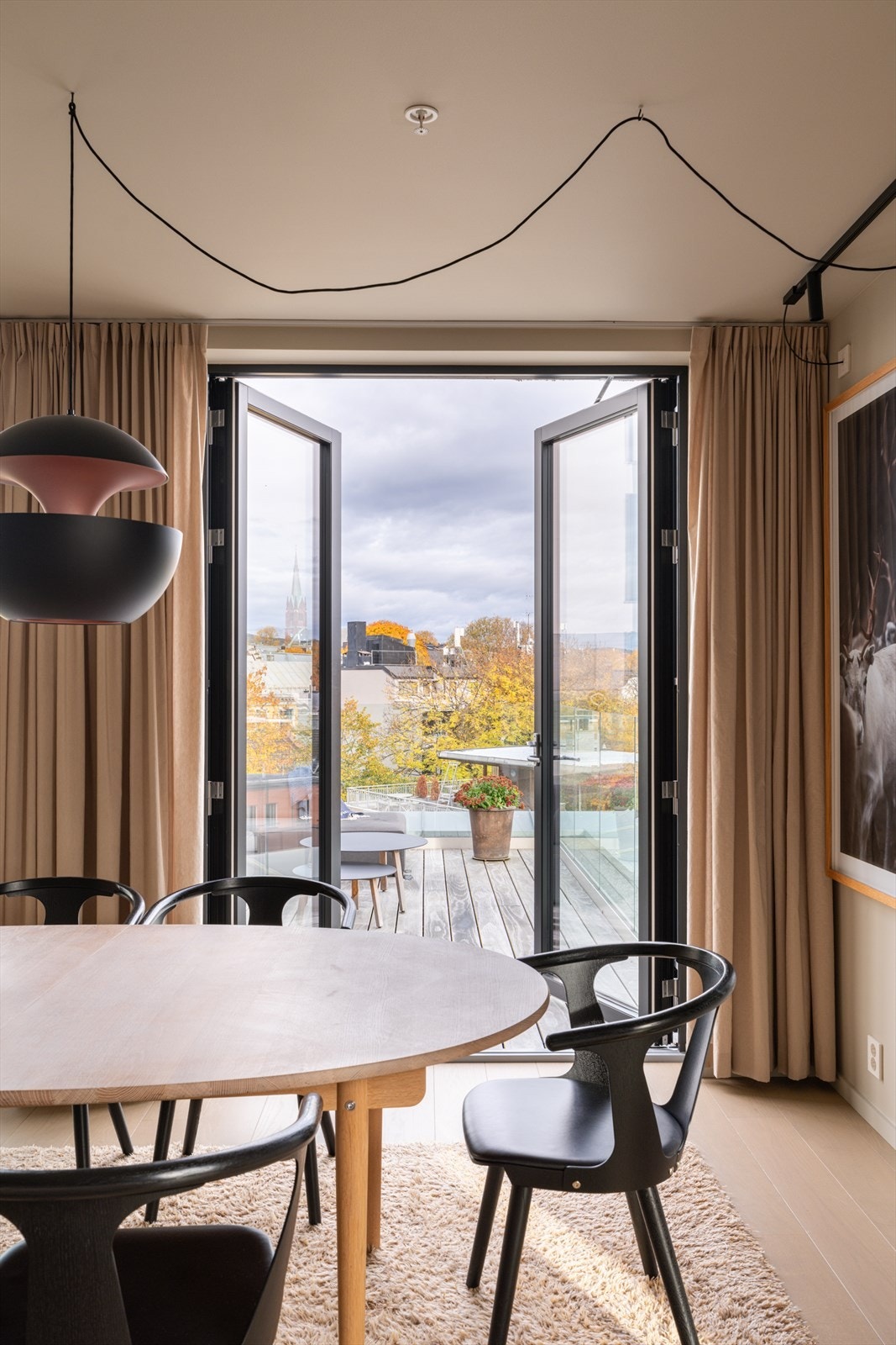 Fra stuesonen er det utgang til den private takhagen. Galleribilde