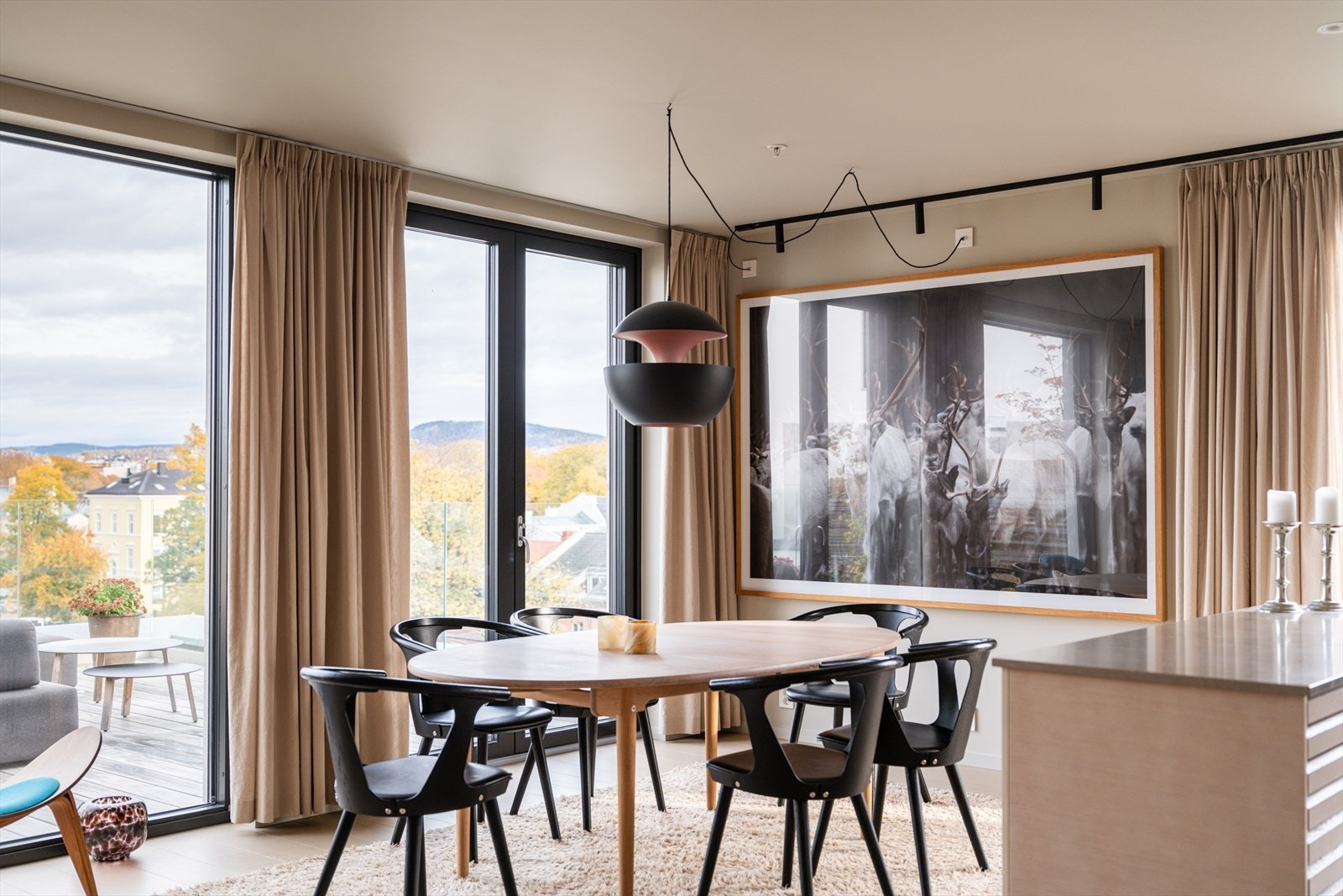 Stuen er leilighetens samlingspunkt, med plass til både spisebord og sofagruppe. Galleribilde