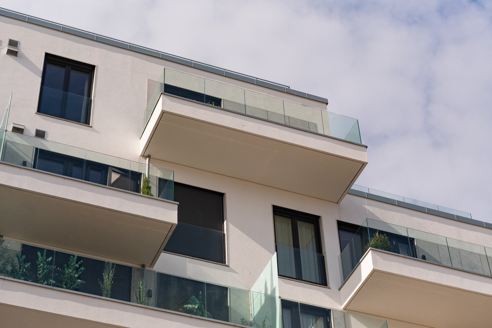 Leiligheten ligger i byggets toppetasje, på hjørnet av bygget. Galleribilde