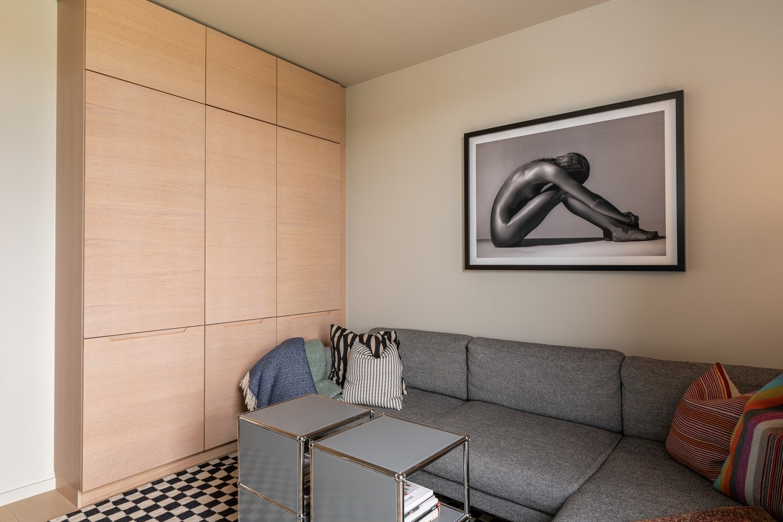 Plassbygde skap gir rikelig med skjult oppbevaringsplass. Galleribilde