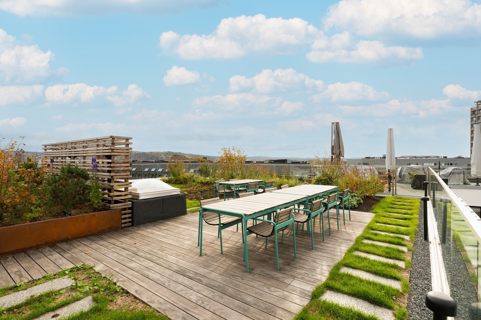 I tillegg til private uteplasser har sameiet en felles takterrasse med flere sosiale soner. Galleribilde