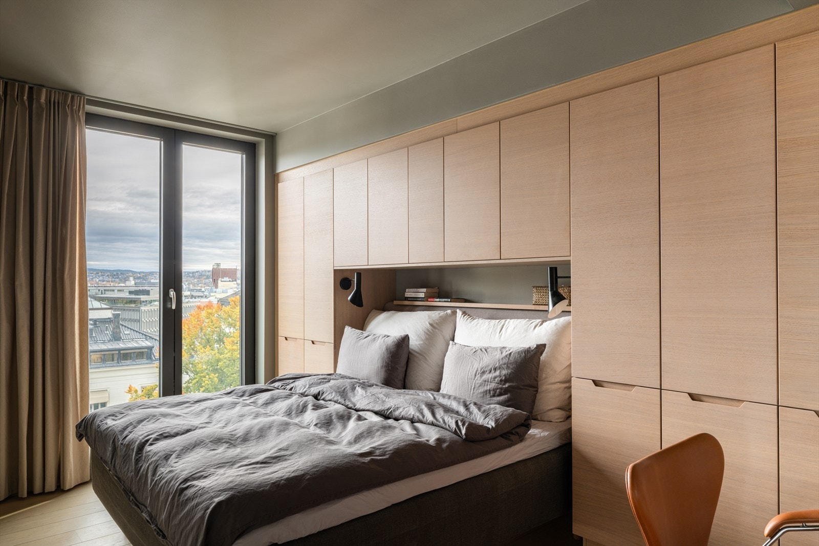 Hovedsoverommet har en smart, plassbygd innredning som utnytter plassen optimalt med oppbevaring rundt sengen. Galleribilde