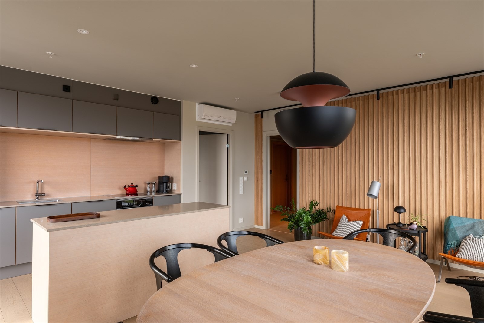 Leiligheten har et moderne kjøkken fra HTH med slette fronter og en eksklusiv benkeplate i Cæsarstone. Galleribilde