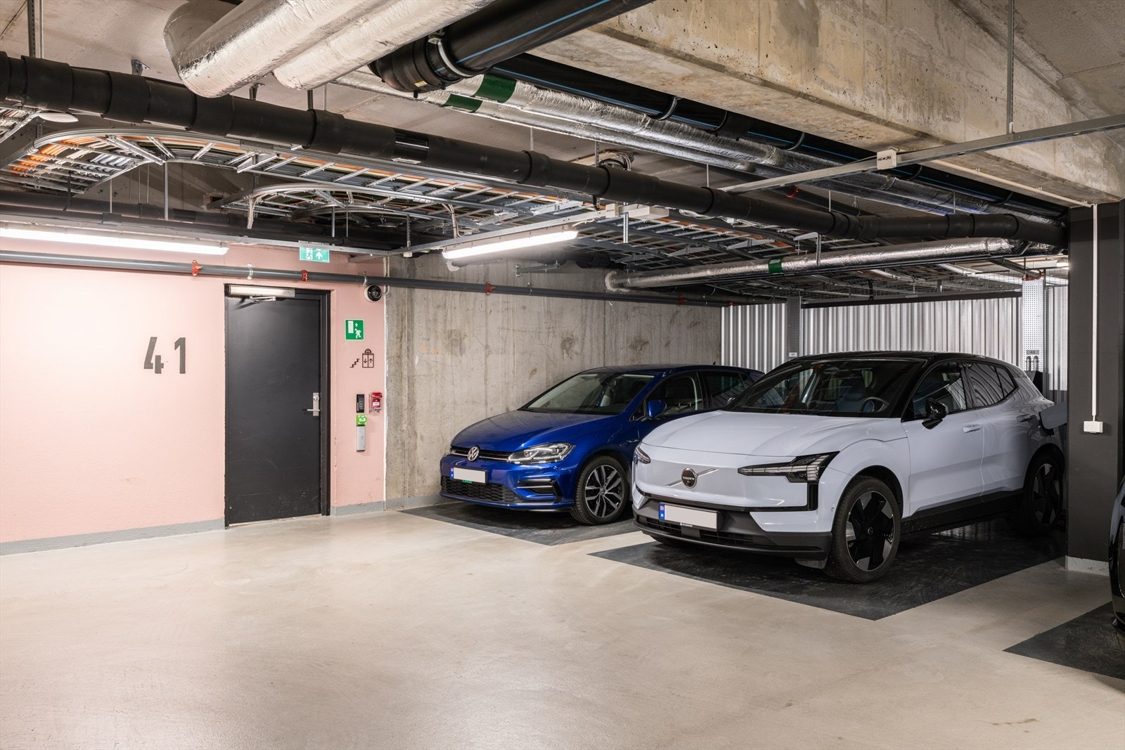 Det medfølger en garasjeplass (nr. 48) på ca. 15 m² i felles, underjordisk parkeringskjeller. Plassen er utstyrt med elbillader, hvor forbruk faktureres direkte fra Circle K til eier. Galleribilde