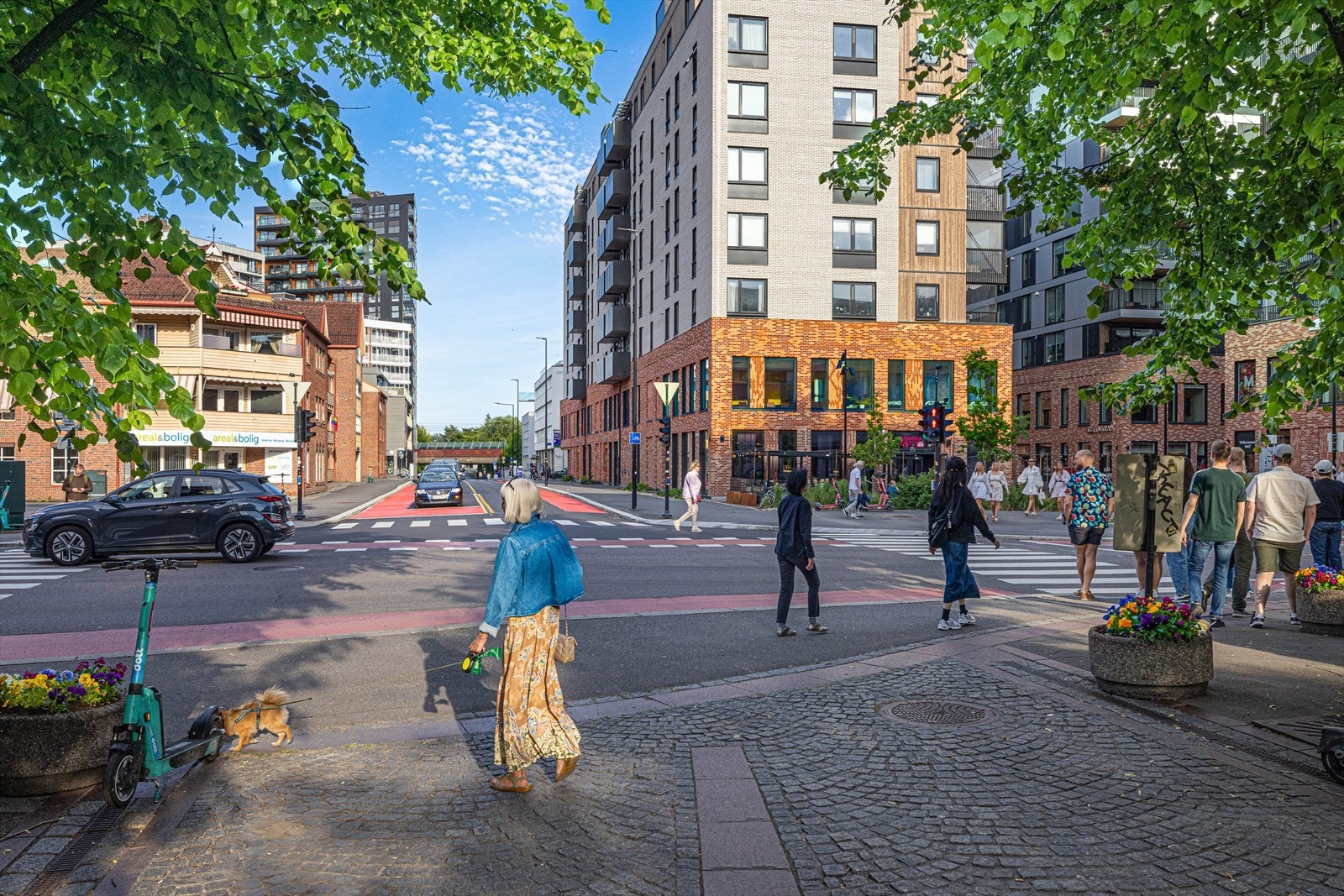 Lillestrøm sentrum er en livlig bykjerne med koselige gater, butikker og kaféer - perfekt for en hyggelig rusletur. Galleribilde
