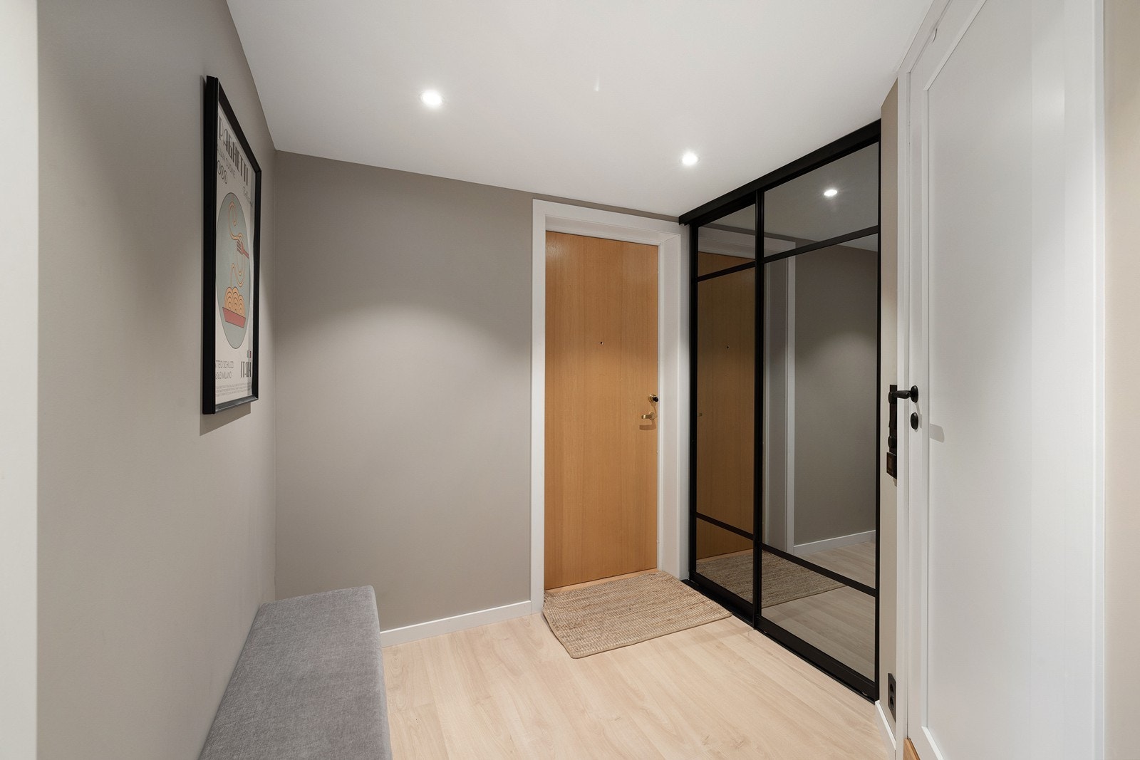 Du ønskes velkommen inn i en innbydende entré som gir et godt førsteinntrykk. Her er det plassert en skyvedørsgarderobe for maksimal utnyttelse av plass. Galleribilde