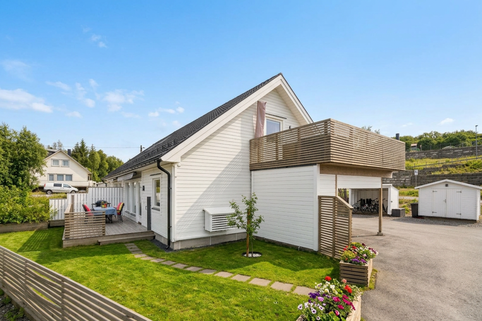 Velkommen til Ungdomsskolemyra 9 - Presentert av EiendomsMegler1 Svolvær. Foto: EFKT
- Dette bildet er redigert med AI (endret årstid). Galleribilde