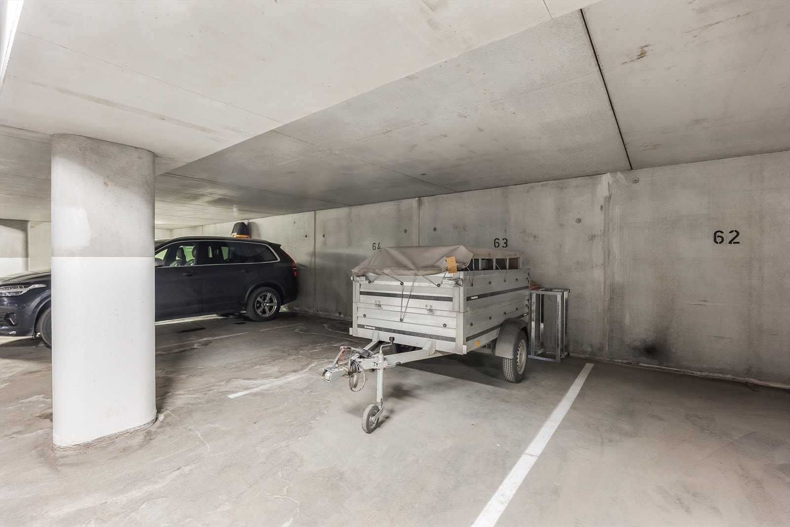 Det medfølger en fast parkeringsplass i felles, underjordisk garasjeanlegg. Galleribilde