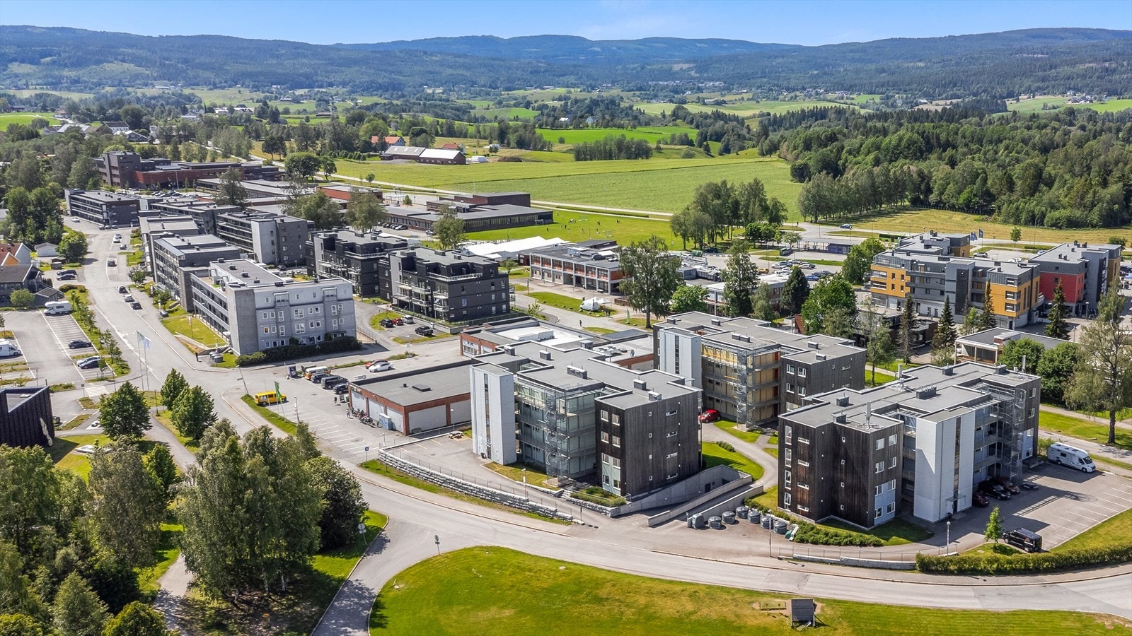 Fra leiligheten er det gangavstand til Nannestad sentrum med servicetilbud som Nannestad Torg og apotek. Galleribilde