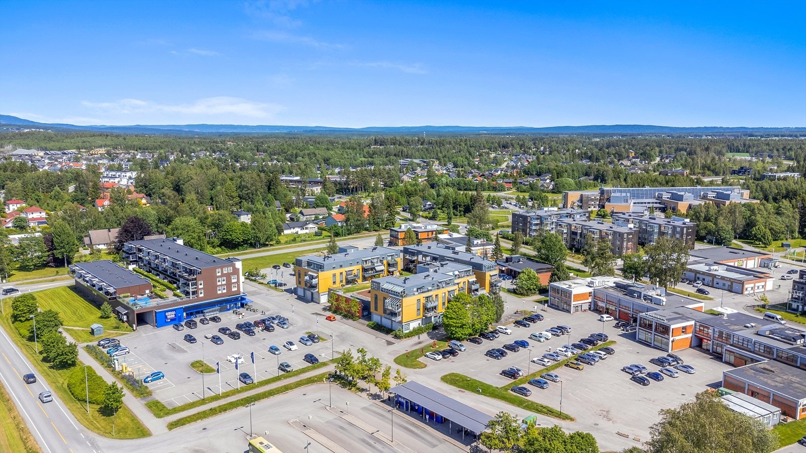 Jessheim by, handelssentrum for Øvre Romerike, er kun en kort kjøretur unna. Galleribilde