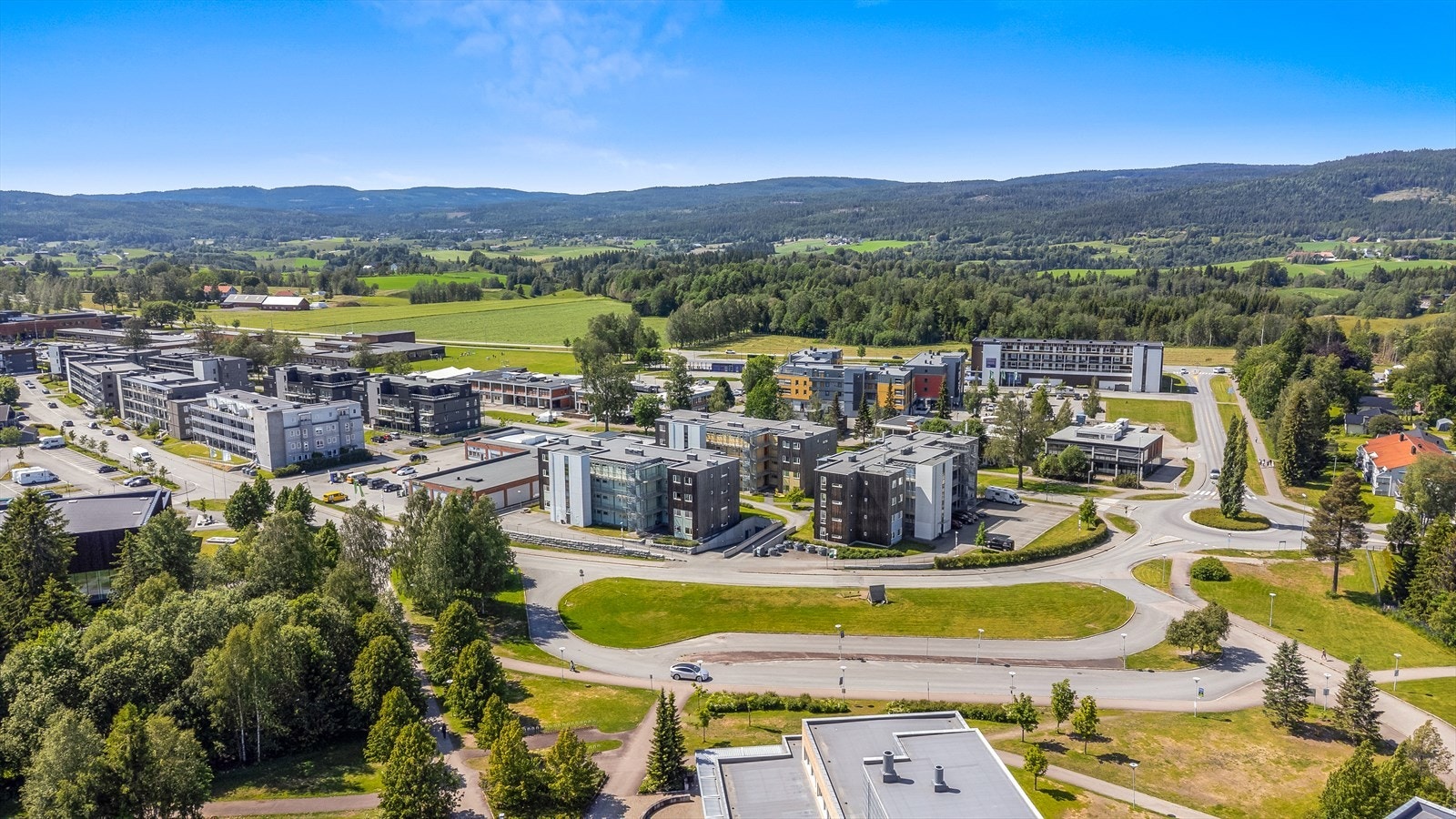 Beliggenheten er sentral, med kun 14 minutters kjøretur til Oslo Lufthavn Gardermoen. Galleribilde