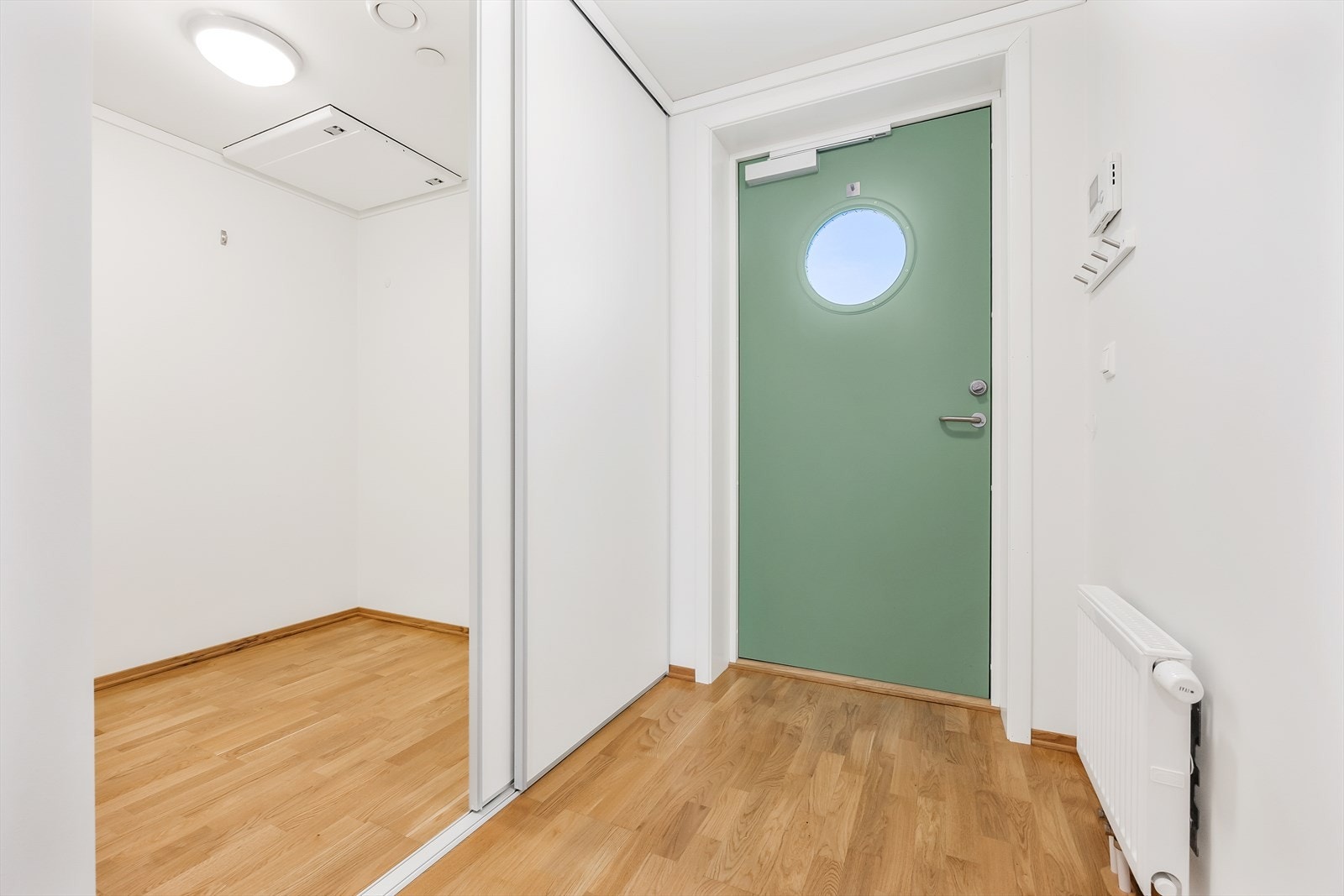 Gangen har plass til oppbevaring av yttertøy i en skyvedørsgarderobe og binder leilighetens rom sammen. Galleribilde