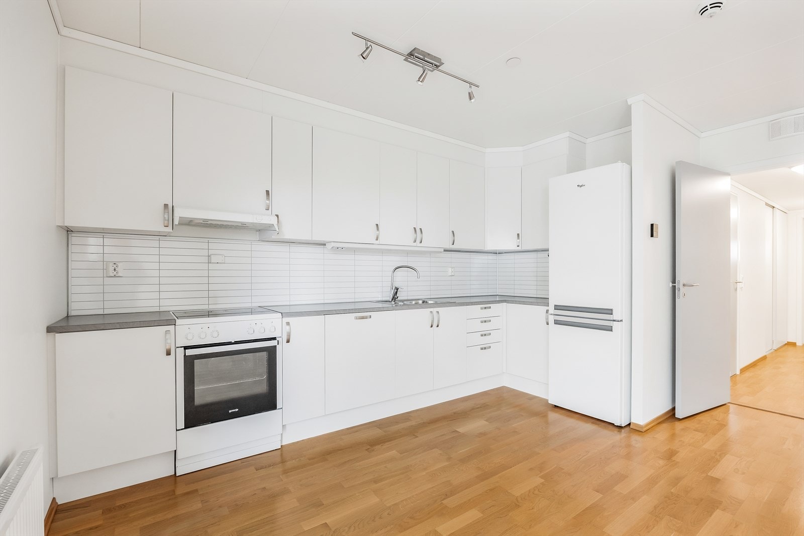 Godt med skap- og benkeplass gir gode arbeidsforhold på kjøkkenet. Galleribilde