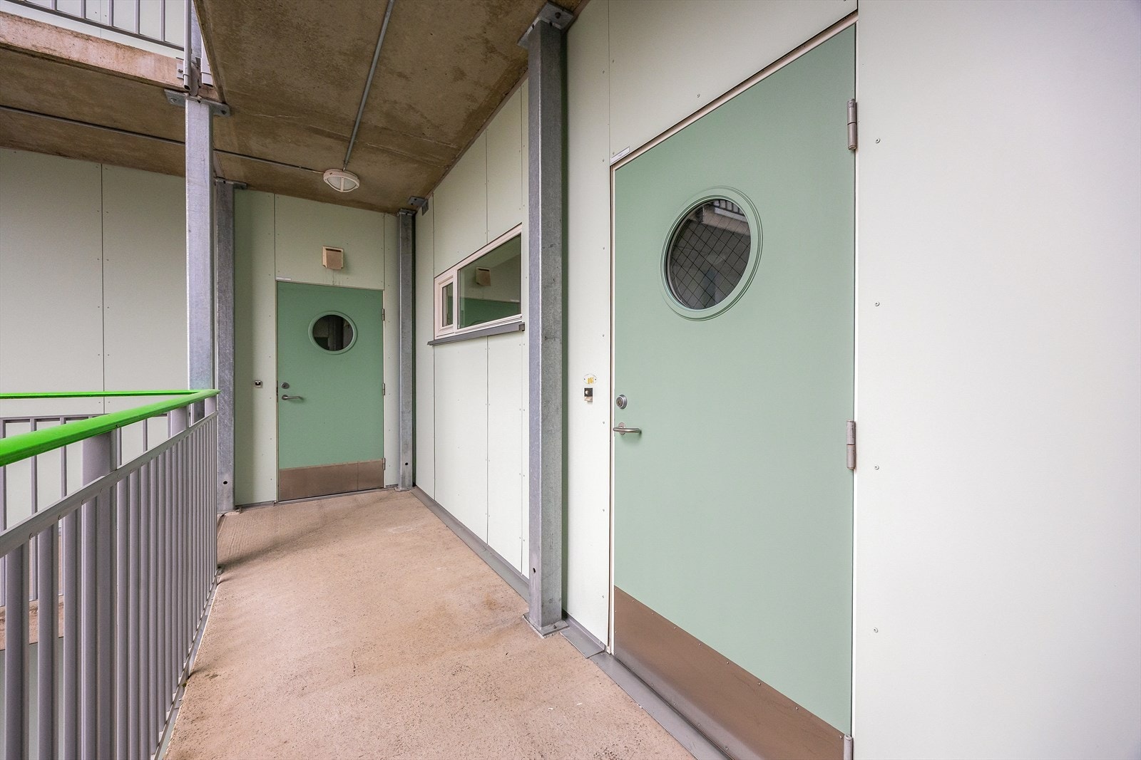 Adkomst til leiligheten via svalgang. Galleribilde