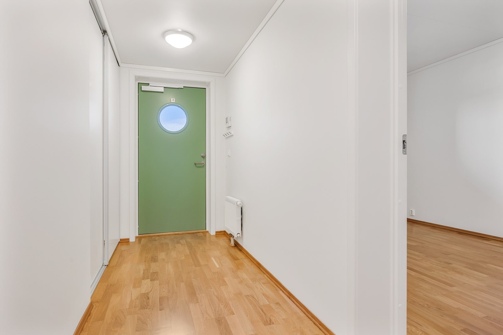 Leiligheten ligger i 2. etasje med enkel adkomst via heis eller trapp fra svalgang. Galleribilde