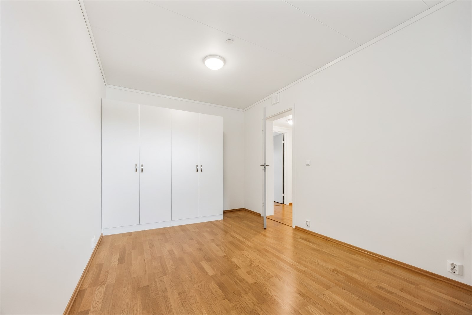 Garderobeskap for oppbevaring av klær medfølger. Galleribilde