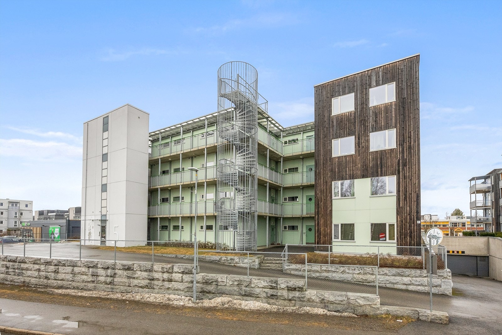 Moderne arkitektur fra 2015 sentralt i Nannestad. Galleribilde