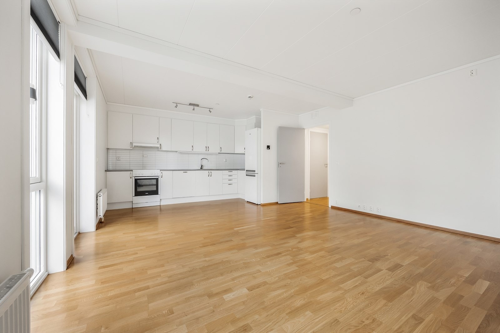 Gjennomtenkt planløsning hvor stue og kjøkken utgjør et naturlig samlingspunkt. Galleribilde