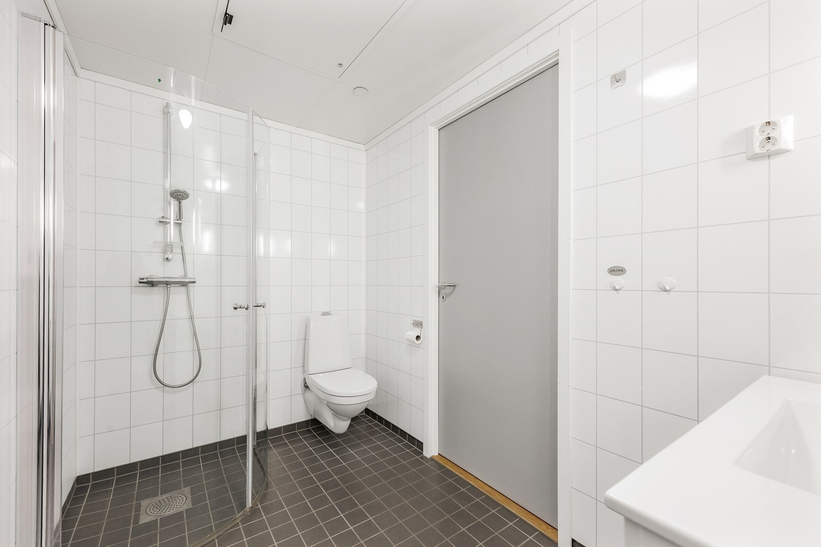 Vegger med baderomsplater og keramiske fliser på gulv. Galleribilde