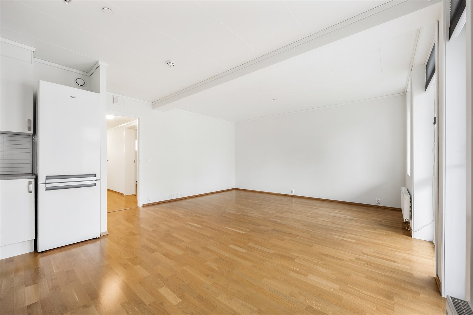 Rommet er lett å møblere med god plass til både sofagruppe og spisebord. Galleribilde