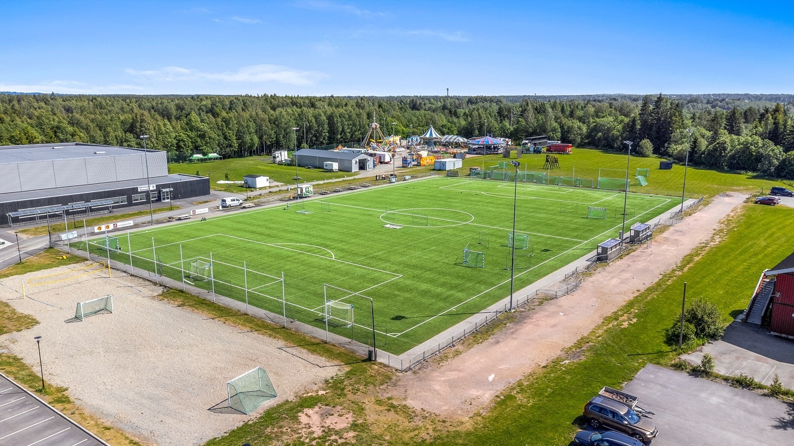 Idrettsanlegg for fotball og sandvolleyball i umiddelbar nærhet. Galleribilde