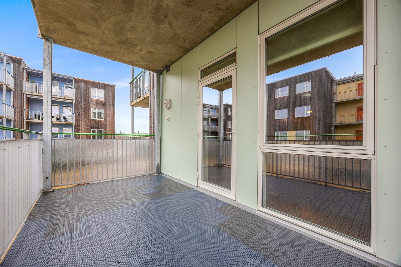 Uteplassen har et solid rekkverk i stål og aluminium. Galleribilde