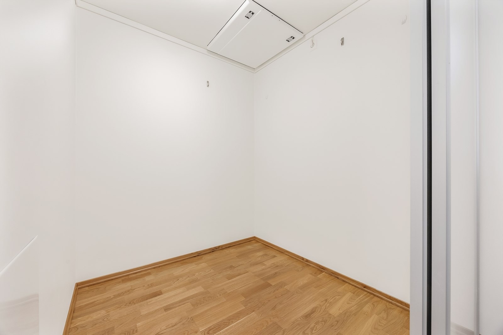 Den innvendige boden huser aggregatet for balansert ventilasjon og sikringsskap med automatsikringer. Galleribilde