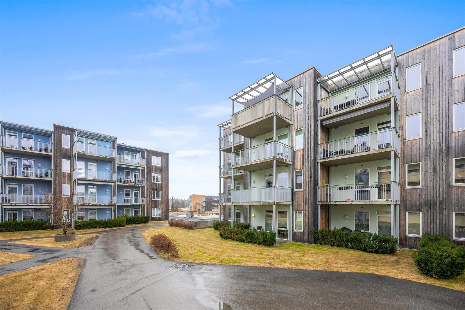 Yttervegger i stål-, betong- og trekonstruksjon, forblendet med trepanel og fasadeplater. Galleribilde