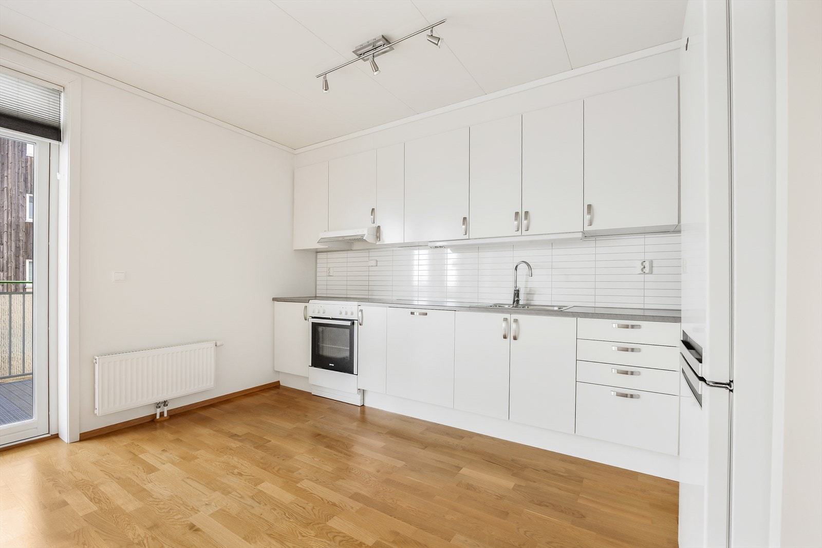 Kjøkkenet er utstyrt med ventilator over kokesonen, komfyrvakt og lys under overskapene. Galleribilde