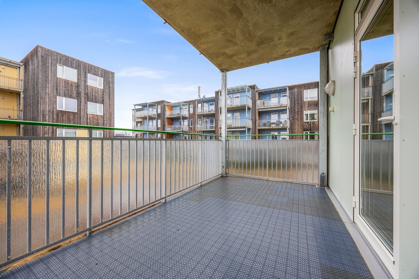 Fra stuen er det utgang til en romslig balkong på 10,55 m². Her er det god plass til en sittegruppe. Galleribilde