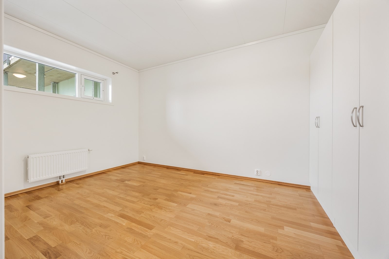 Eikeparketten fra stuen er videreført inn på soverommet, noe som gir et helhetlig inntrykk. Galleribilde