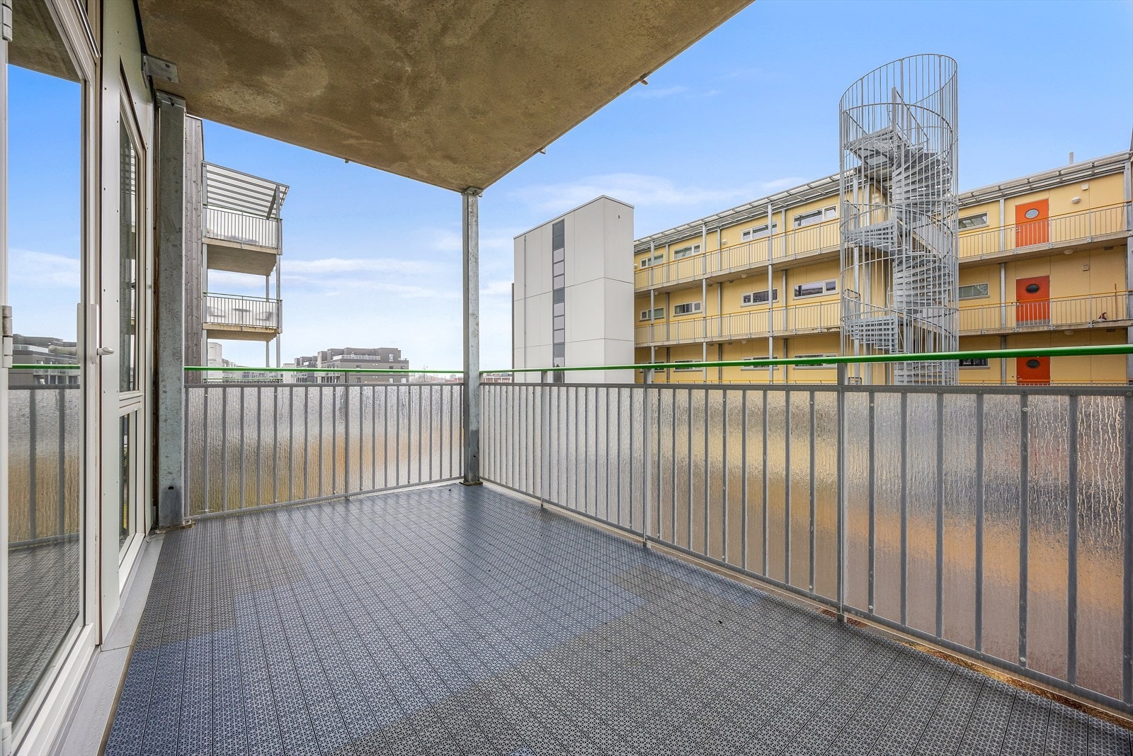 Balkongen er utstyrt med utelys og stikkontakt. Galleribilde