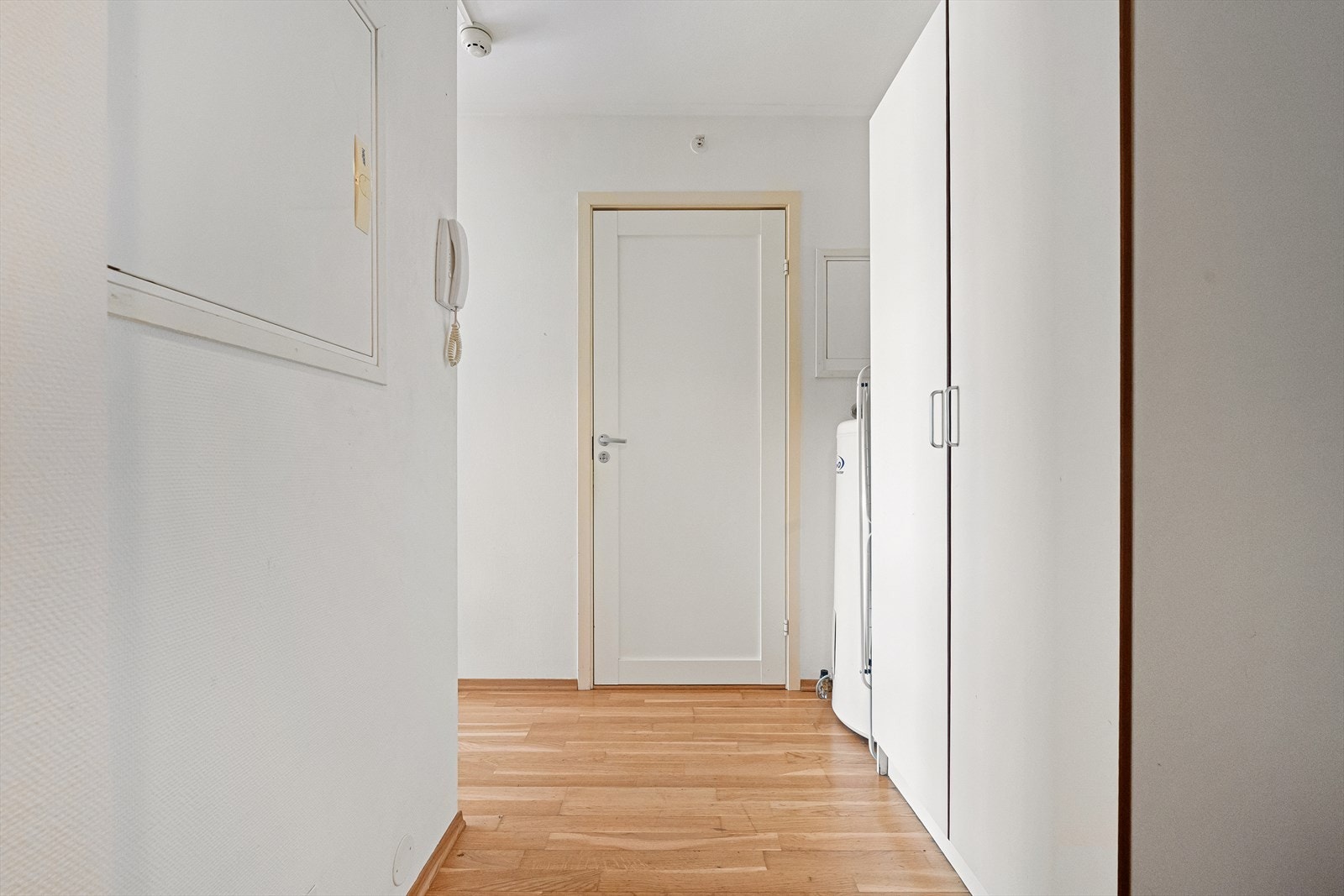 Entré/gang med porttelefon og garderobe Galleribilde