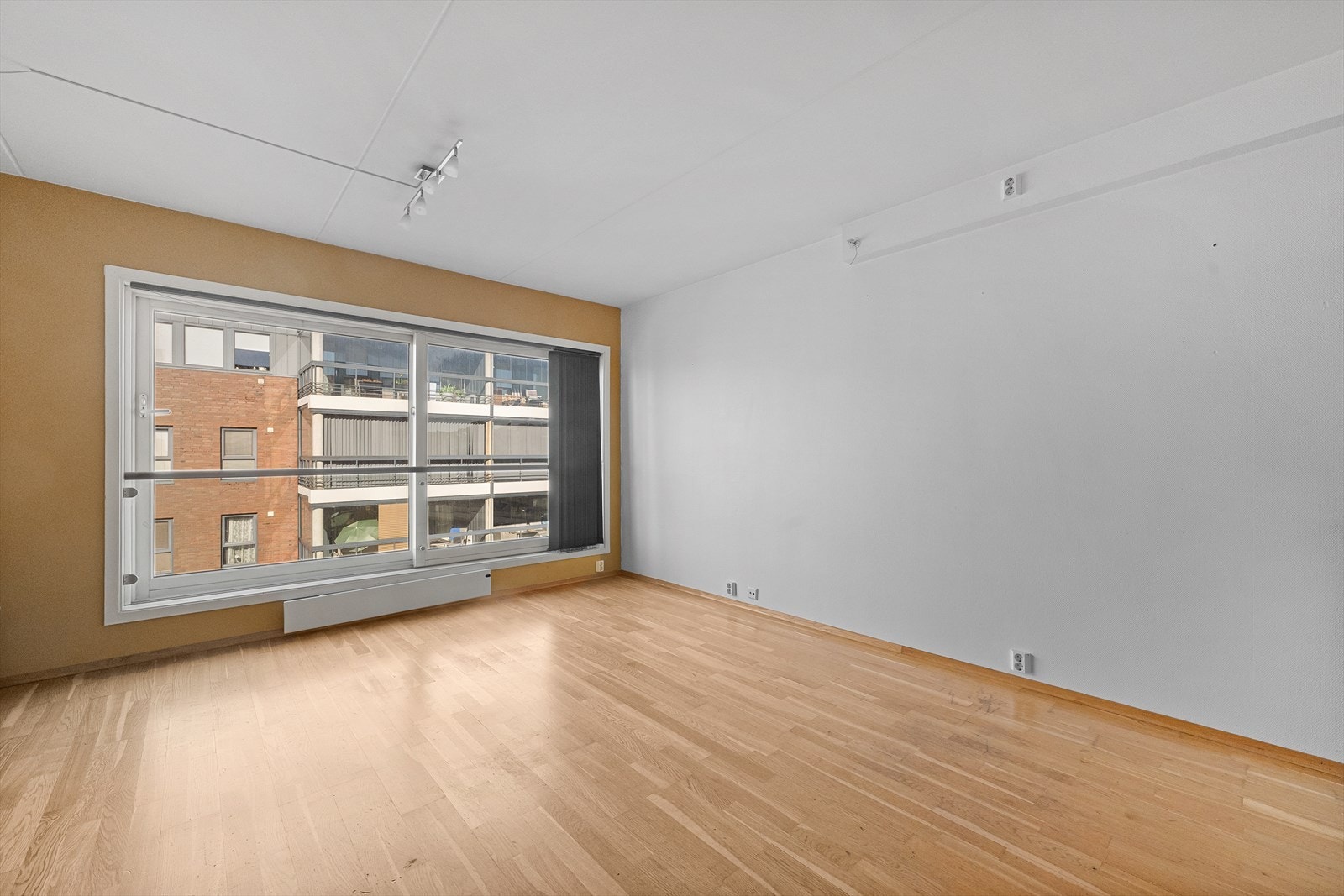 Lyse vegger og parkett på gulv Galleribilde