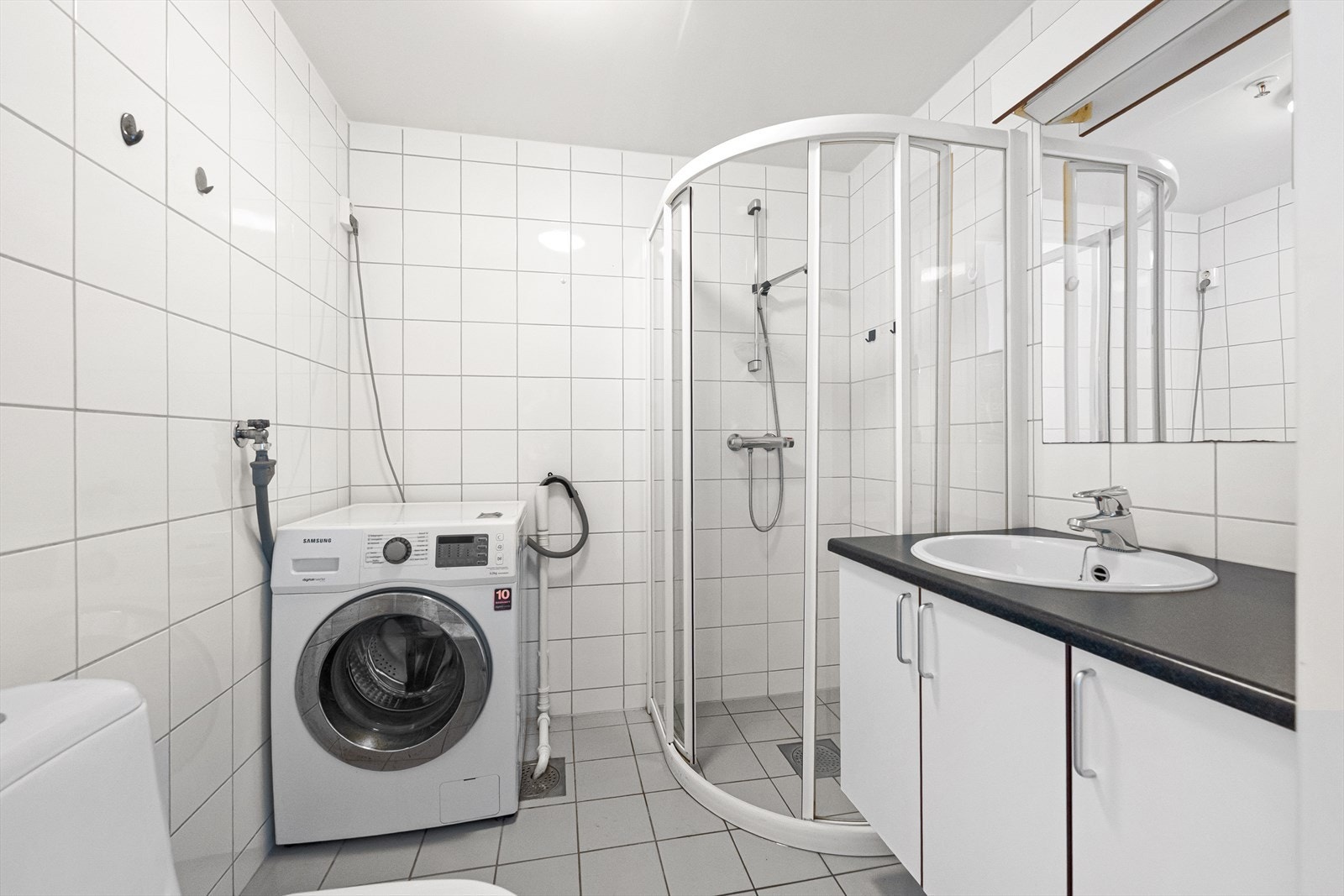 Pent, flislagt bad Galleribilde