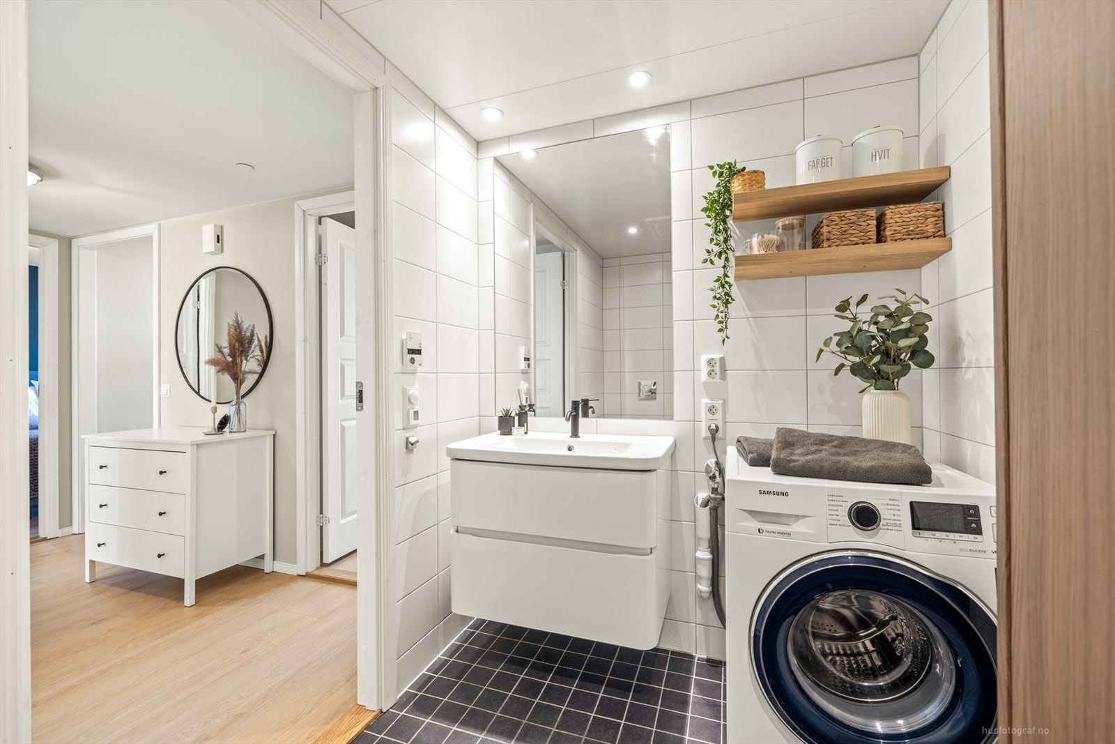 Lys og pent, flislagt bad med varmekabler i gulv og downlights i himling. Galleribilde