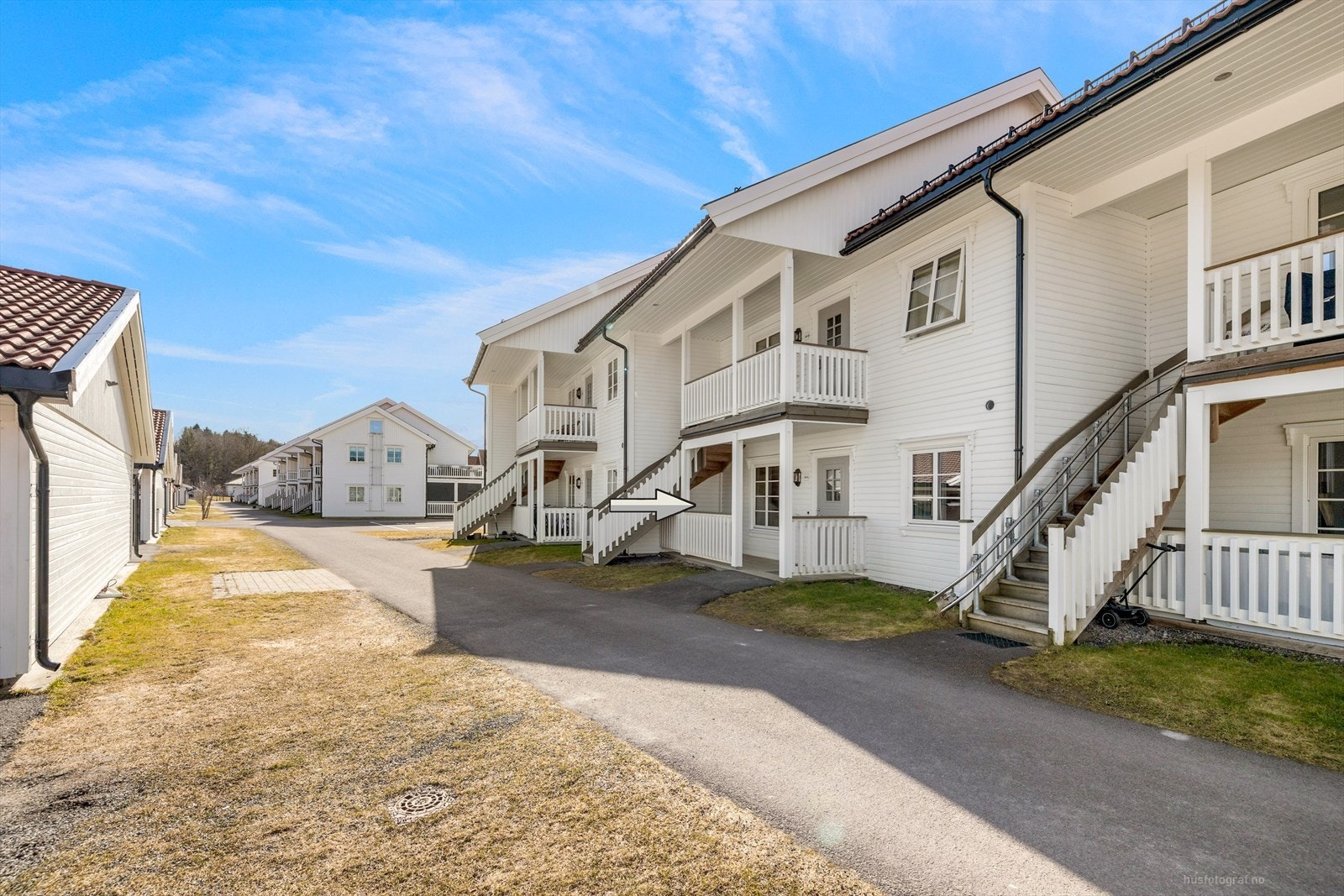 Lekker leilighet med stor terrasse og gode solforhold - Carport - 2 soverom - Gangavstand til butikk og sjøen! Galleribilde