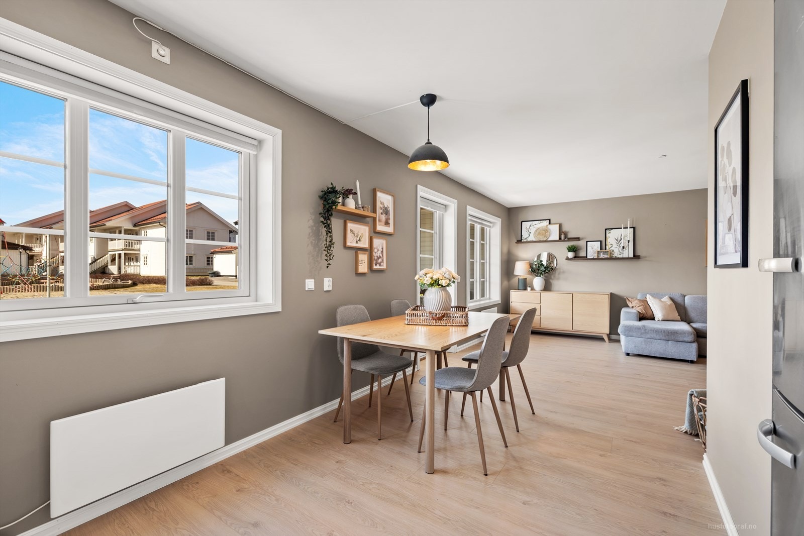 Spisebordet finner sin naturlige plassering ved kjøkkenet, der en kan dekke på til flere gjester. Galleribilde