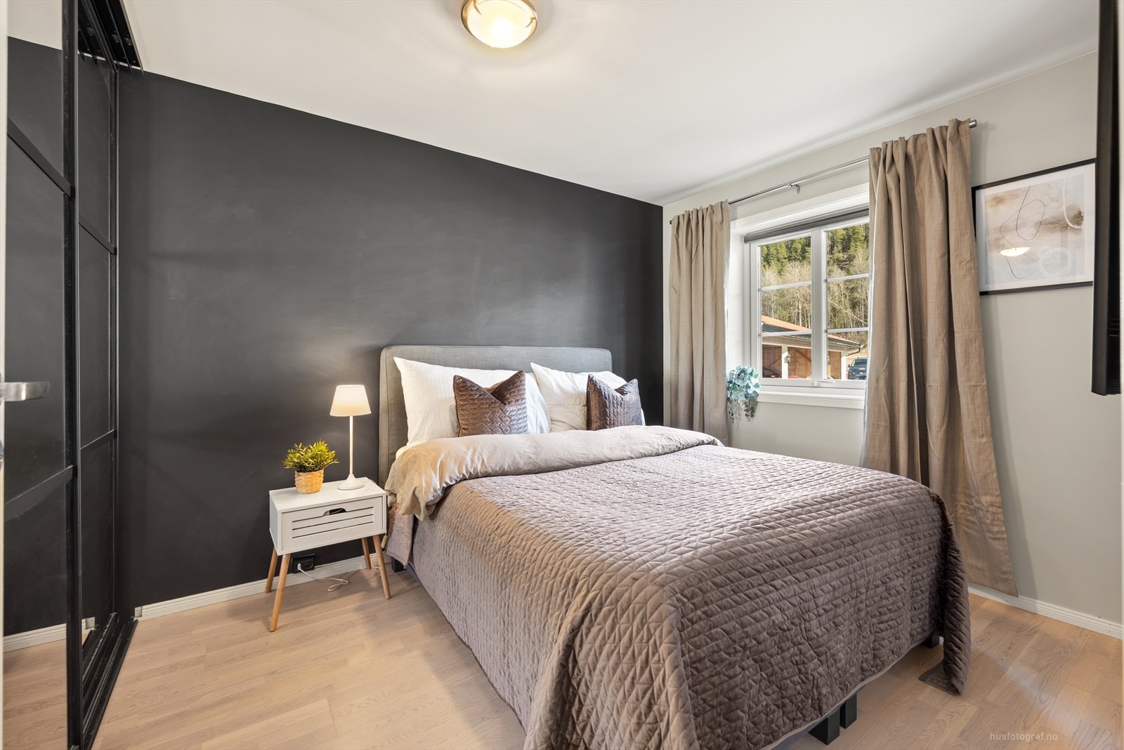Hovedsoverommet er stilrent innredet med god plass til dobbeltseng med tilhørende nattbord og rom for klær og sko i garderobeløsning. Galleribilde