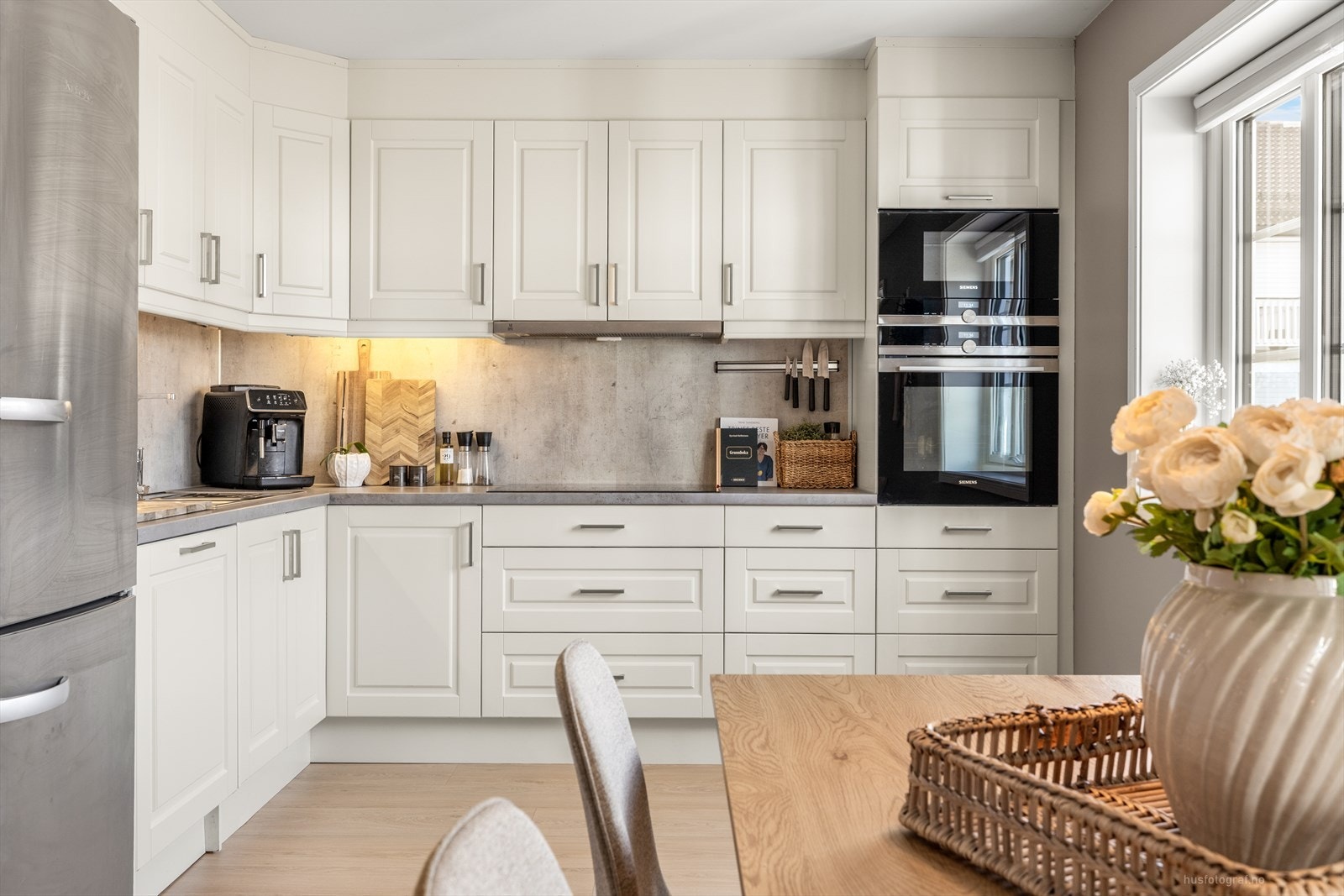 Kjøkkenet er utstyrt med hvitevarer som frittstående kjøl/fryseskap, integrert oppvaskmaskin, micro, stekeovn og komfyrvakt. Det er kjøkkenventilator med avtrekk ut. Galleribilde