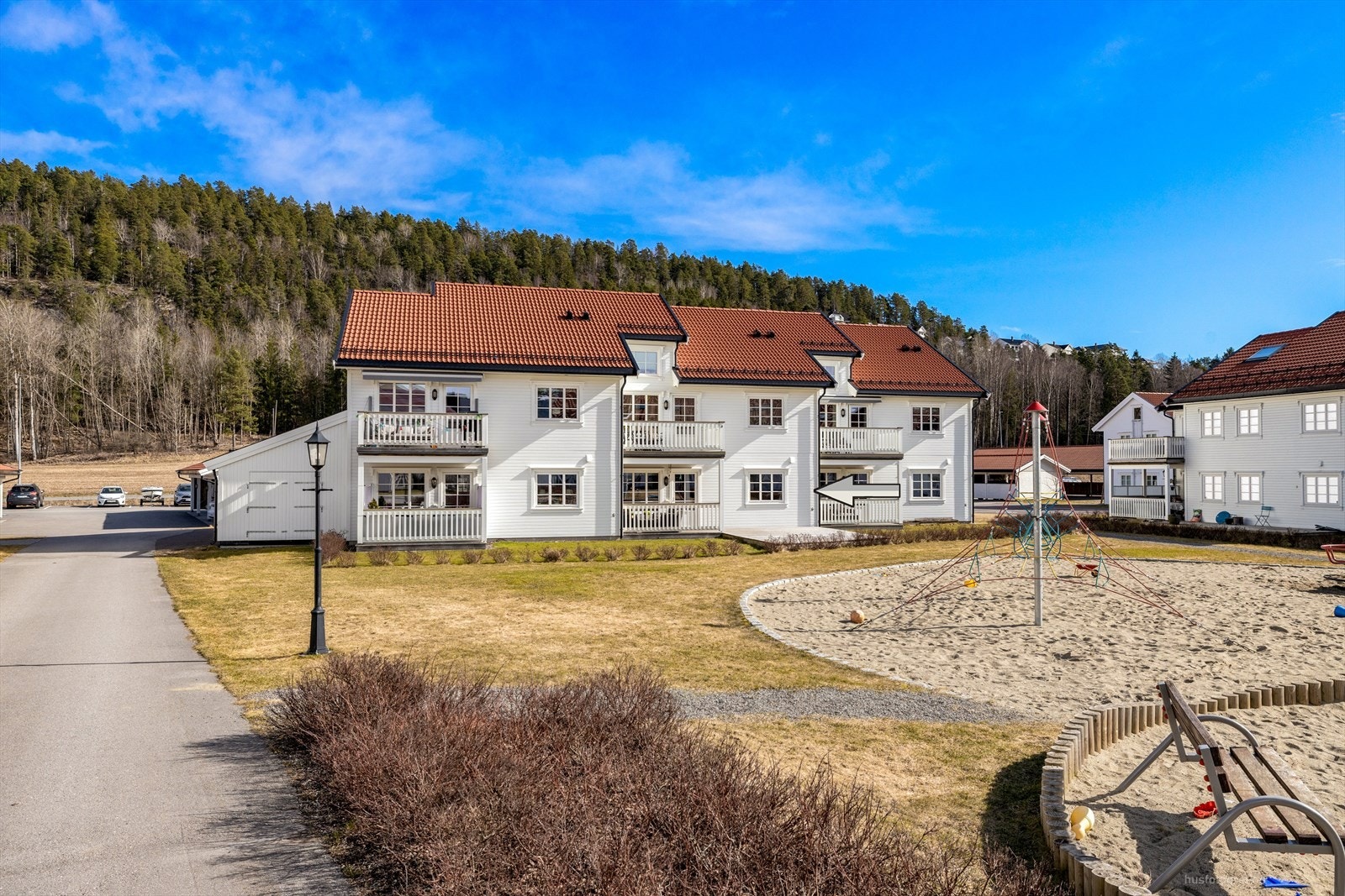 Beliggenheten gir en ideell kombinasjon av rolige omgivelser og praktisk nærhet til alt du trenger i hverdagen. Galleribilde