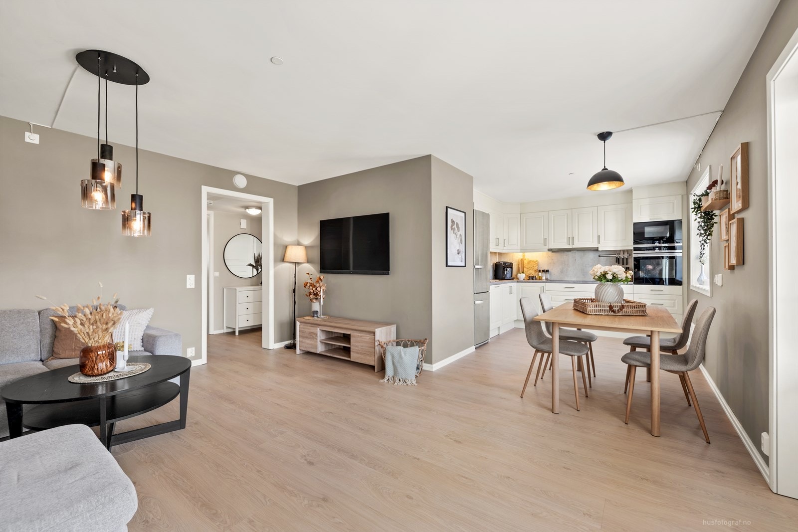 Stuen er et fantastisk oppholdsrom med store vindusflater og utgang til en hyggelig og stor uteplass som gir et nydelig lysinnslipp. Galleribilde