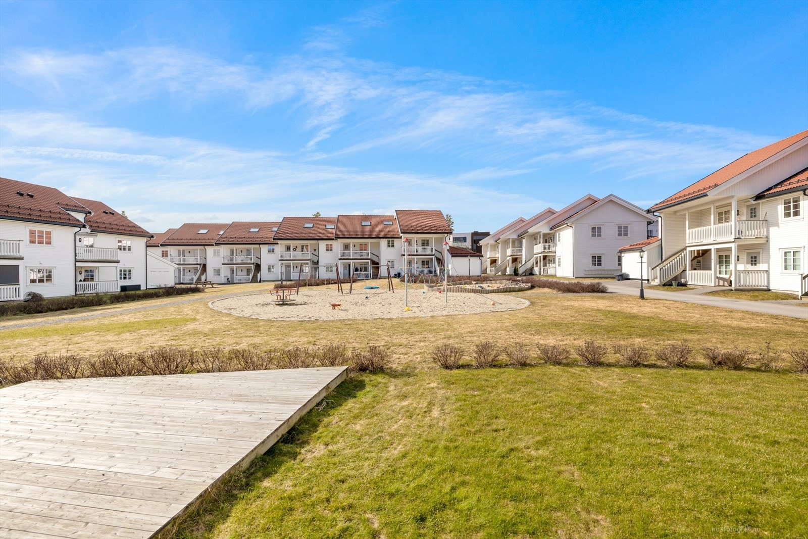 Her bor du i et moderne og skjermet boligområde med umiddelbar nærhet til sjøen, flotte turområder, båthavn, badeplasser samt kort vei til barnehager, skoler, dagligvarebutikk og offentlig transport. Galleribilde