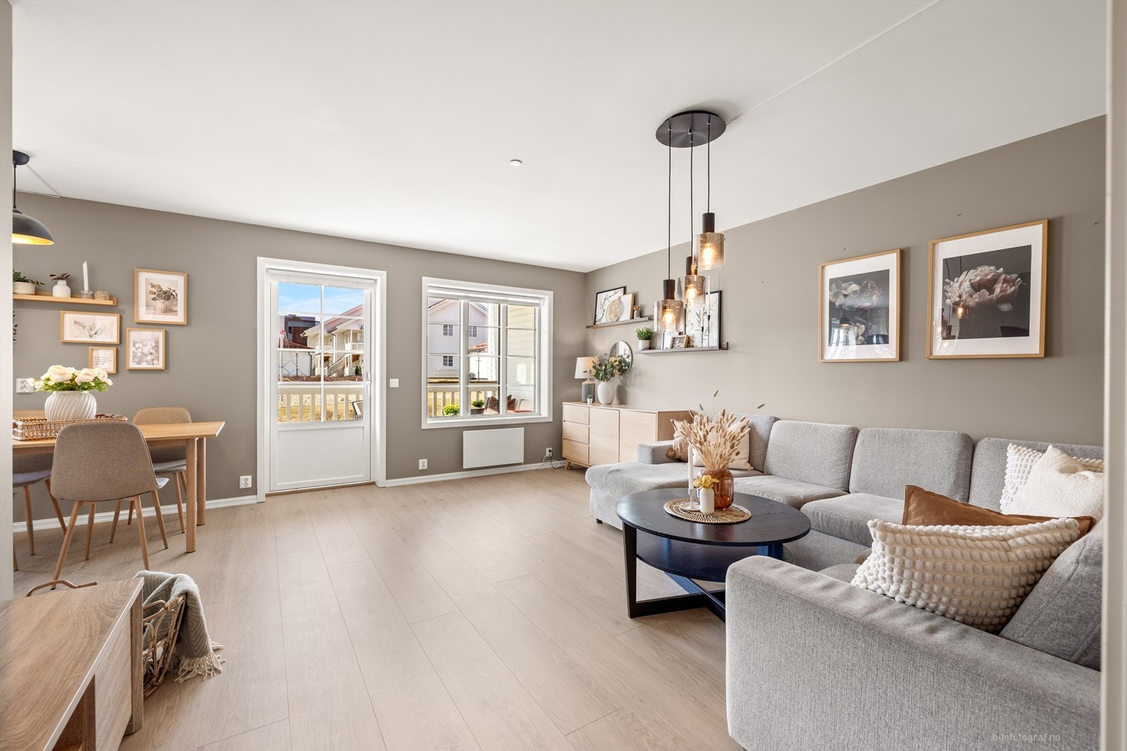 I stuen er det plass til en romslig sofagruppe med tilhørende salongbord og underholdningsavdeling. Galleribilde