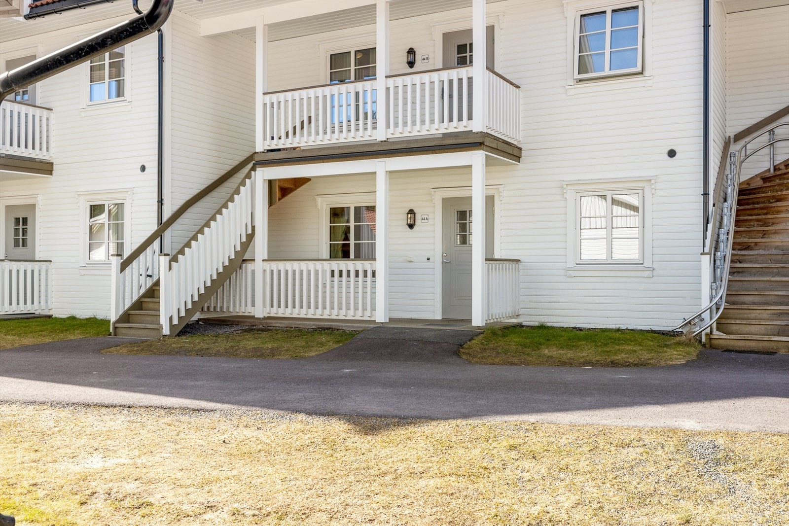 Leiligheten har en funksjonell og gjennomgående planløsning med en fin og stor uteplass. Galleribilde
