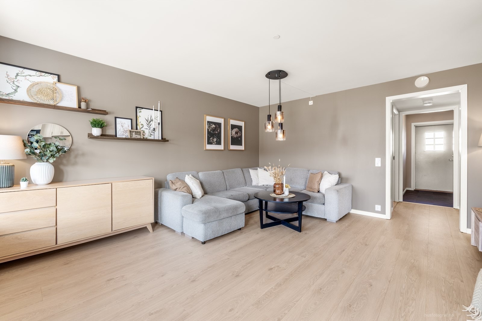 Stuen er delikat og innbydende med 1-stavs laminat på gulv, lagt i 2026. Leiligheten har lyse, slette vegger Galleribilde