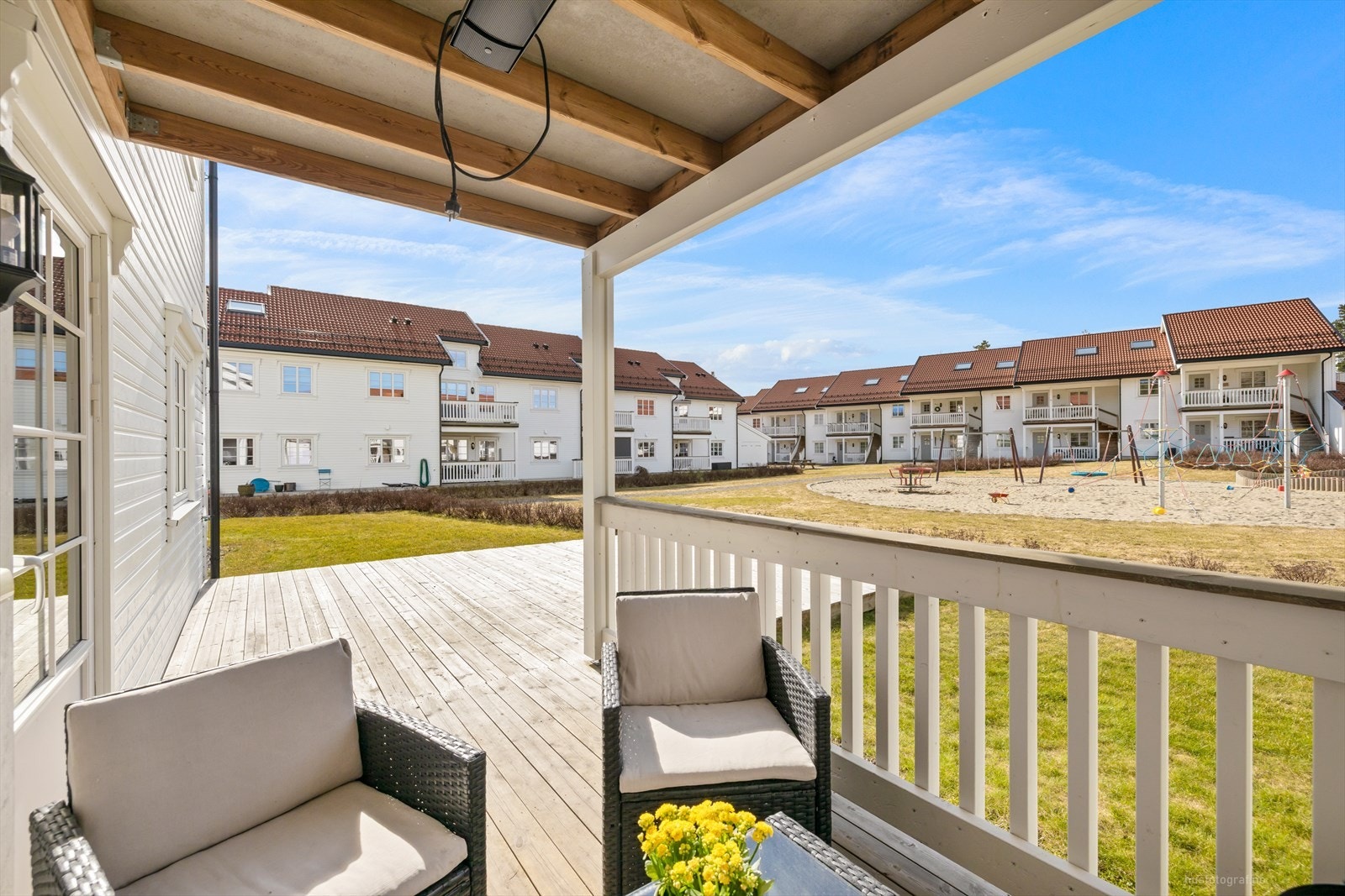 Deler av uteplassen er pent overbygget og kan møbleres med sittegrupper. Galleribilde