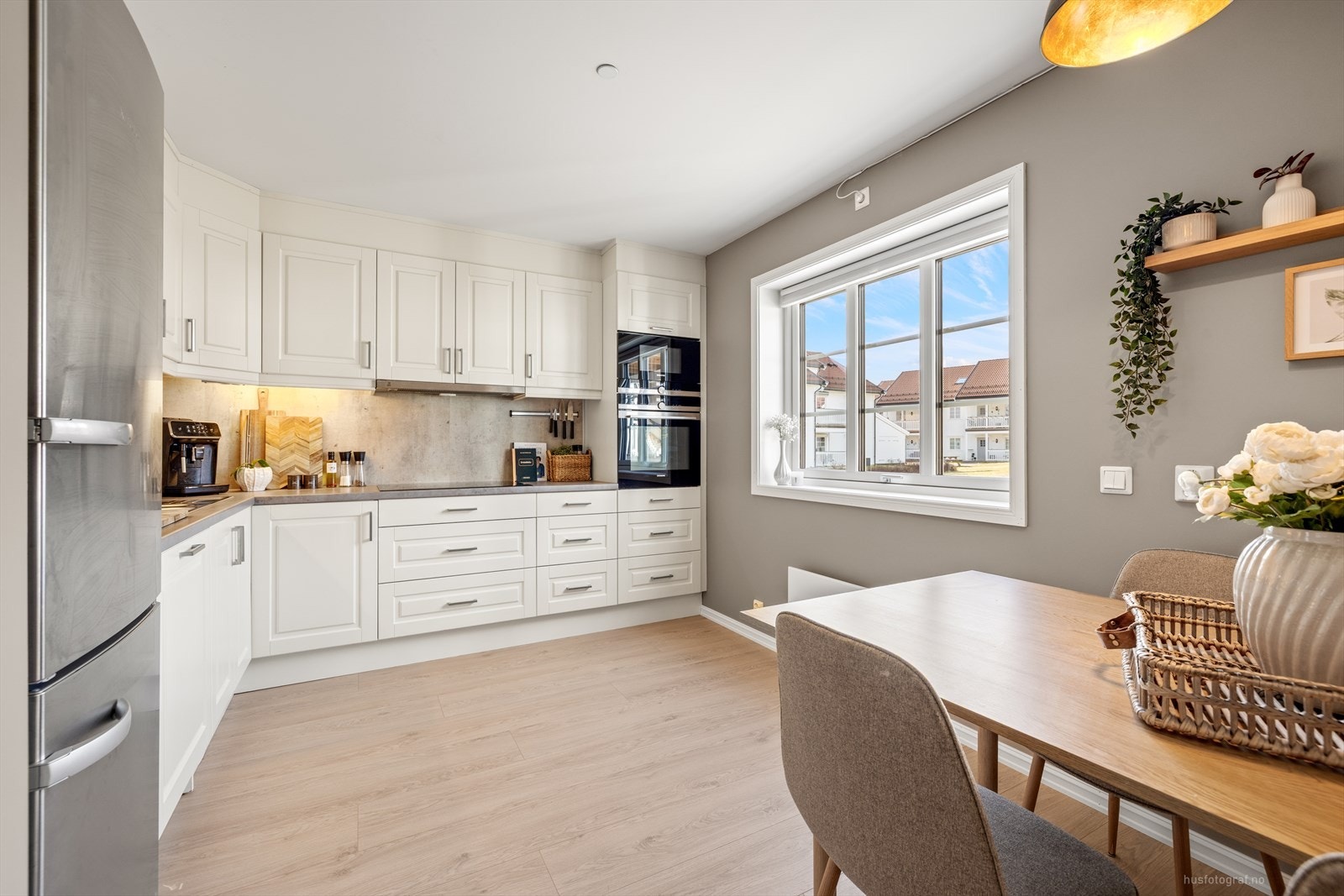 Den åpne løsningen mot kjøkkenet gjør rommet til et hyggelig og sosialt oppholdsrom med en fin romfølelse. Galleribilde